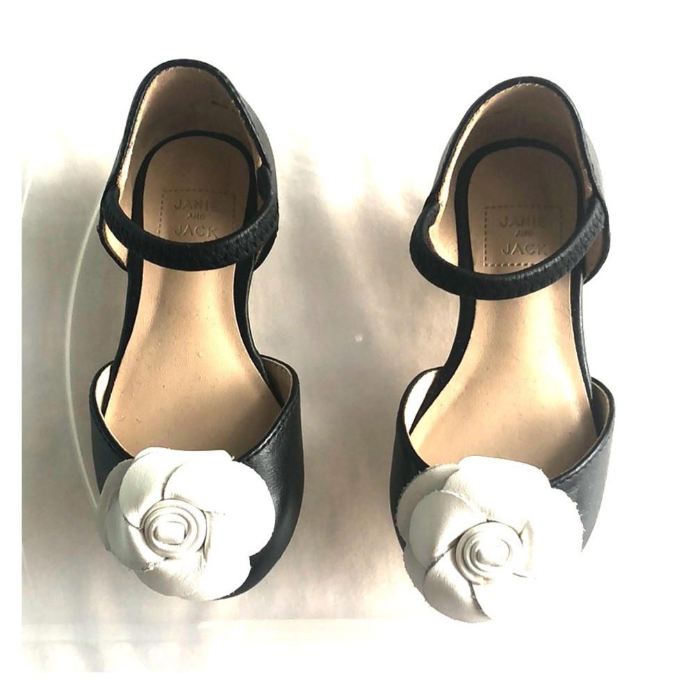 Black leather shoes with white flower